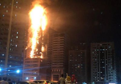 فرق الدفاع المدني بالشارقة تسيطر على حريق ضخم ببرج سكني