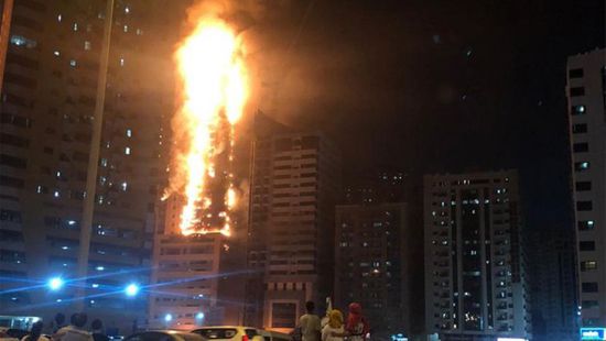 فرق الدفاع المدني بالشارقة تسيطر على حريق ضخم ببرج سكني