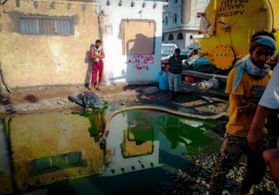 الانتقالي يستكمل رفع مخلفات الأمطار بخورمكسر (صور)