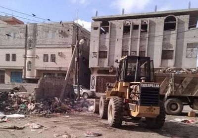 حملة لرفع المخلفات من شوارع الشيخ عثمان (صور)