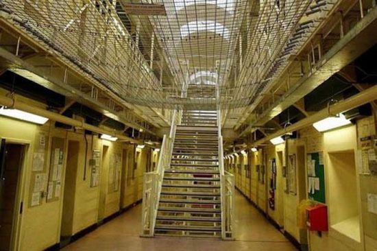 كورونا يُخرج 4 آلاف نزيلًا من السجون البريطانية
