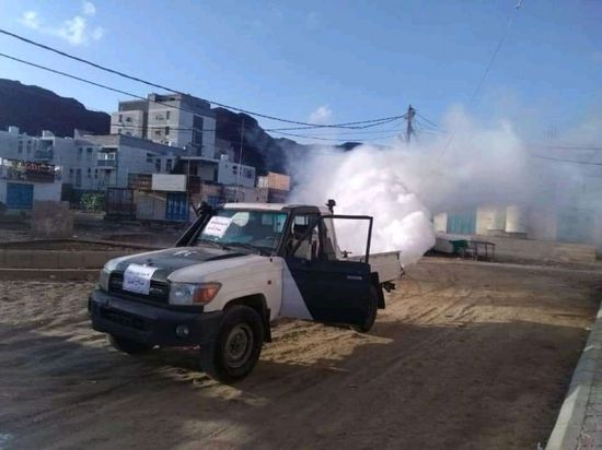 لمكافحة الأوبئة..حملة رش ضبابي في منطقة صلاح الدين بعدن (صور)