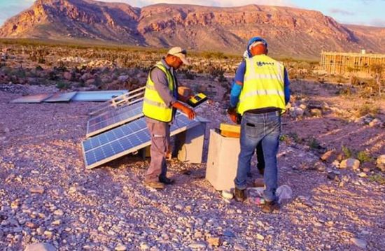 بالصور.. "خليفة الإنسانية" تضيء مداخل قلنسية بالطاقة الشمسية