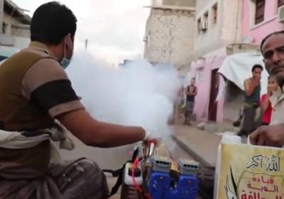 شاهد.. "فرق العمالقة" تكثف الرش الضبابي بمديريات عدن
