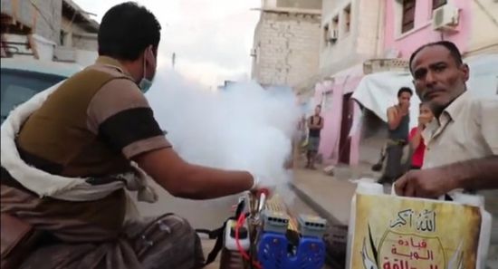 شاهد.. "فرق العمالقة" تكثف الرش الضبابي بمديريات عدن