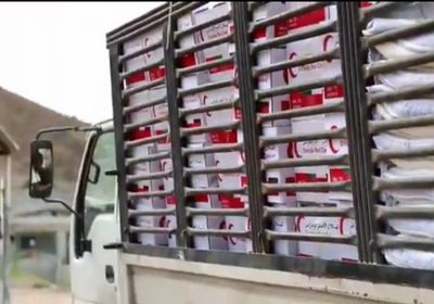 بتوجيهات بن زايد.. 350 سلة غذاء لموظفي مياه المكلا (فيديو)