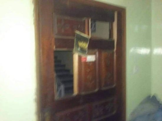 إخوان تعز يقتحمون منزلا ويروعون أهله ويختطفون الأب