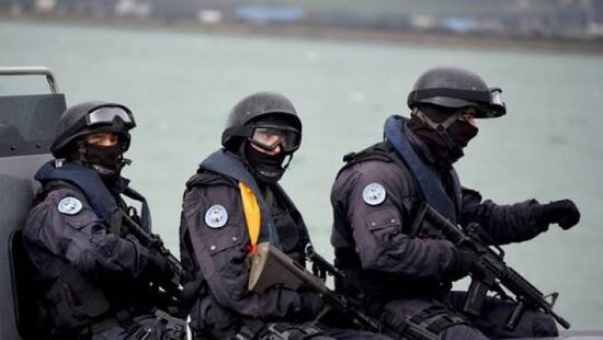 دورية أمنية بتونس تعثر على مخدرات بصناديق قذفها موج البحر