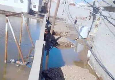 بالصور.. تغطية مستنقعات "الميدان الأحمر" بالرمال