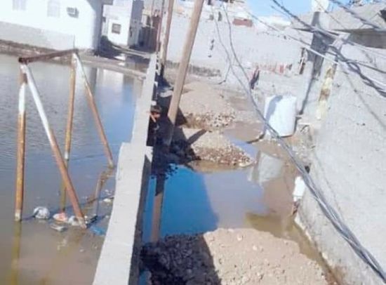 بالصور.. تغطية مستنقعات "الميدان الأحمر" بالرمال