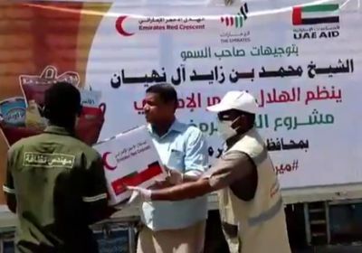 بالفيديو.. مساعدات إماراتية لعمال نظافة ساحل حضرموت