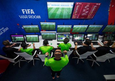 الفيفا يسمح باستكمال مسابقات الموسم الجاري بدون استخدام تقنية «VAR»