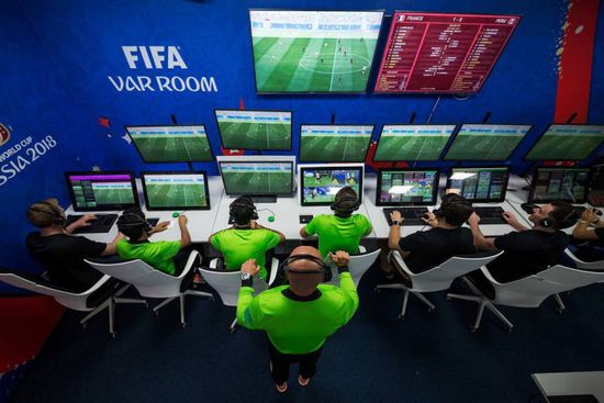 الفيفا يسمح باستكمال مسابقات الموسم الجاري بدون استخدام تقنية «VAR»