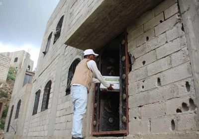 2328 كرتون تمور للنازحين في المضفر بتعز