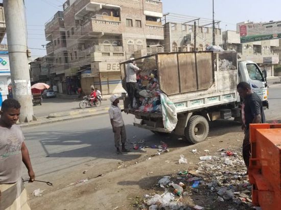 "الإنمائي" يرفع 5000 طن نفايات من الحديدة