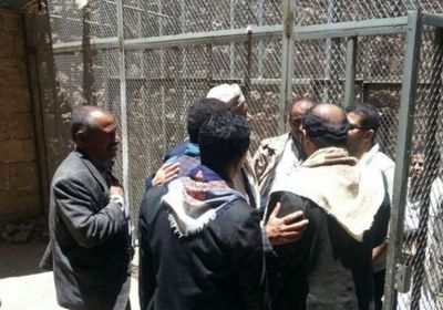 سجون الحوثي.. تعذيبٌ للأجساد ونهبٌ للوجبات