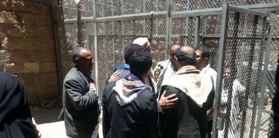 سجون الحوثي.. تعذيبٌ للأجساد ونهبٌ للوجبات