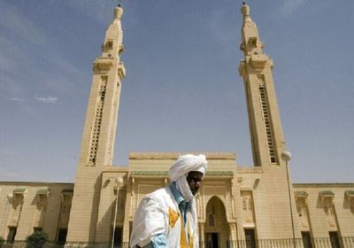 عقب تخفيف الإجراءات.. توافد المصلين على المساجد بموريتانيا  