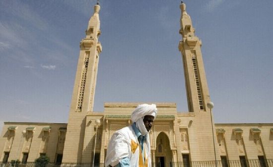 عقب تخفيف الإجراءات.. توافد المصلين على المساجد بموريتانيا  