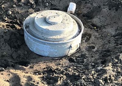 الدفاع المدني السعودي يفكك لغم جرفته السيول من اليمن