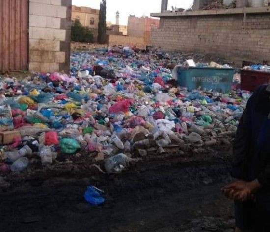 خطر تفشي الأوبئة يؤرق أهالي "التربة" في تعز (صور)