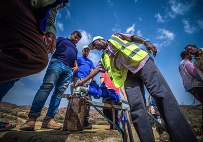 الهجرة الدولية توفر مياه لـ2500 شخص بلحج