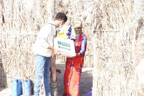 "سلمان للإغاثة" يوزع تمورا في التحيتا