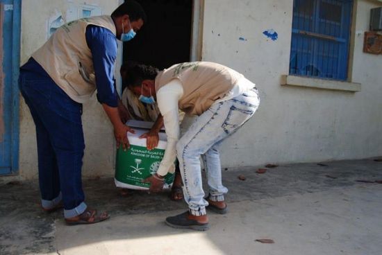 250 سلة غذاء من "سلمان للإغاثة" لأهالي غيل باوزير