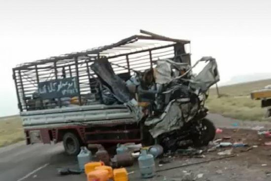 مصرع أب وابنيه في حادث مروري بلحج