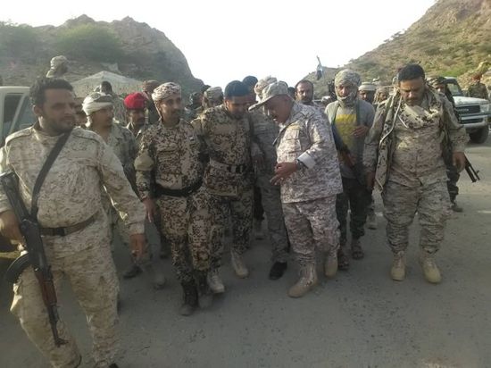 بالصور.. عسكريون يحصنون غرب عدن ضد هجمات الإخوان