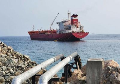 بحمولة ديزل.. ناقلة نفط ترسو في ميناء "البويا"