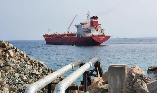 بحمولة ديزل.. ناقلة نفط ترسو في ميناء "البويا"