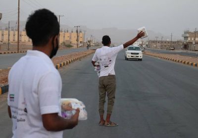 فرق "الهلال الإماراتي" توزع 600 وجبة إفطار بعتق