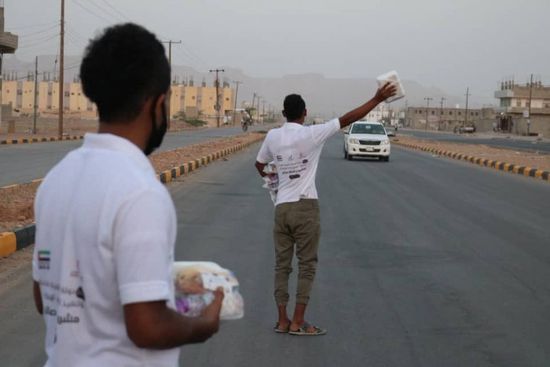 فرق "الهلال الإماراتي" توزع 600 وجبة إفطار بعتق