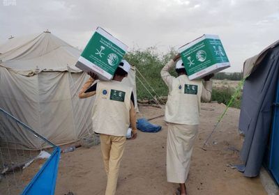 سلال غذائية من "سلمان للإغاثة" لـ 1055 أسرة بمأرب