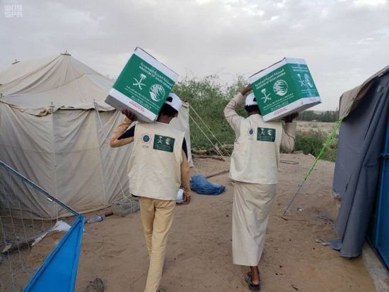 سلال غذائية من "سلمان للإغاثة" لـ 1055 أسرة بمأرب