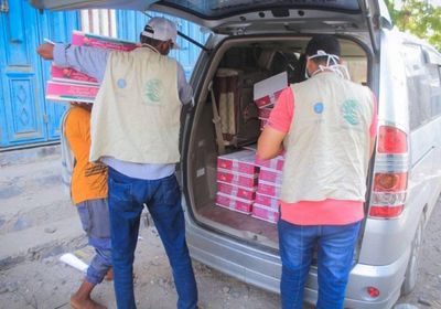 مركز الملك سلمان يوزع نحو ألفي كرتون تمور بعدن