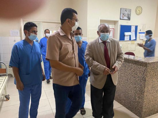 بالصور..الوالي يزور جرحى جبهات القتال بأبين في مستشفيات عدن