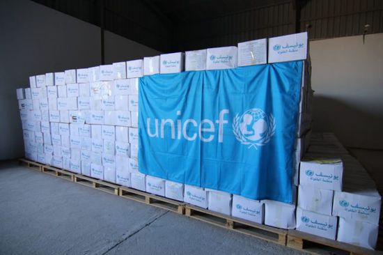 "يونيسف" توفر حقائب نظافة بمراكز العزل في عدن (صور)