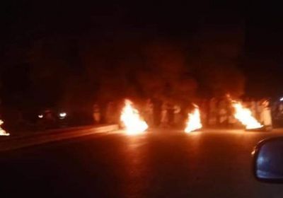 محتجون يقطعون الخط الدولي بين حضرموت والمهرة