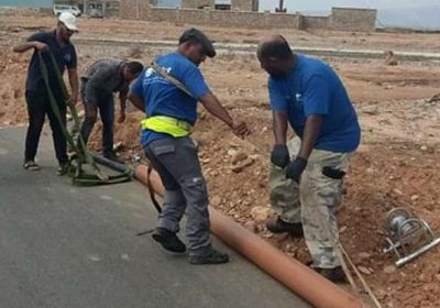 بالصور.. "خليفة الإنسانية" تواصل مد الكهرباء إلى غرب سقطرى