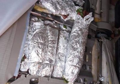 بالصور.. ضبط شحنة قات مهربة في معسكر الأدواس