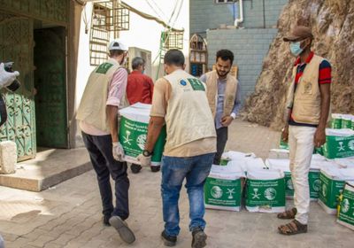 بالصور.. مساعدات غذائية لمرضى السرطان في عدن