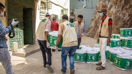 بالصور.. مساعدات غذائية لمرضى السرطان في عدن