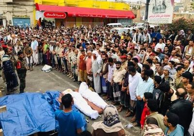 بالصور.. سلطات الإخوان في تعز تخرق قيود كورونا لتشييع جنديين