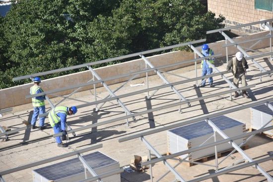 "الإنمائي" يمد مستشفى خليفة بن زايد بالطاقة الشمسية