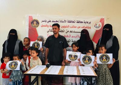 بدعم "الانتقالي".. توزيع كسوة العيد على أطفال المهرة