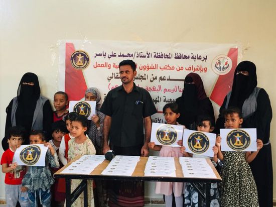 بدعم "الانتقالي".. توزيع كسوة العيد على أطفال المهرة