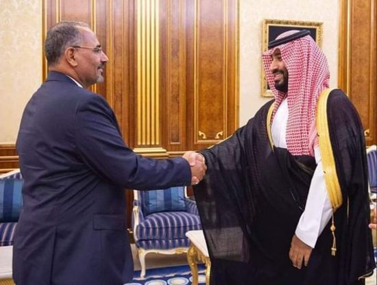 للقاء ولي العهد.. الرئيس الزُبيدي يصل إلى الرياض