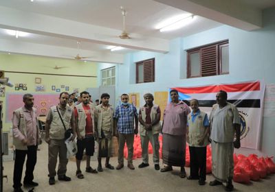 انتقالي خورمكسر يوزع مساعدات إنسانية على متضرري السيول (صور)